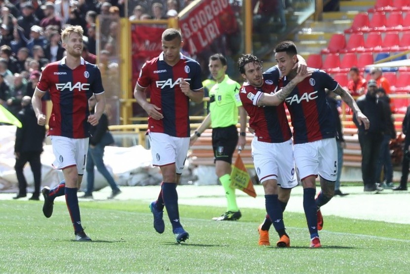 Erick Pulgar (kanan) bersama rekan timnya merayakan gol dalam pertandingan yang digelar di Dall Ara Stadium di Bologna, Sabtu (31/3) 2018