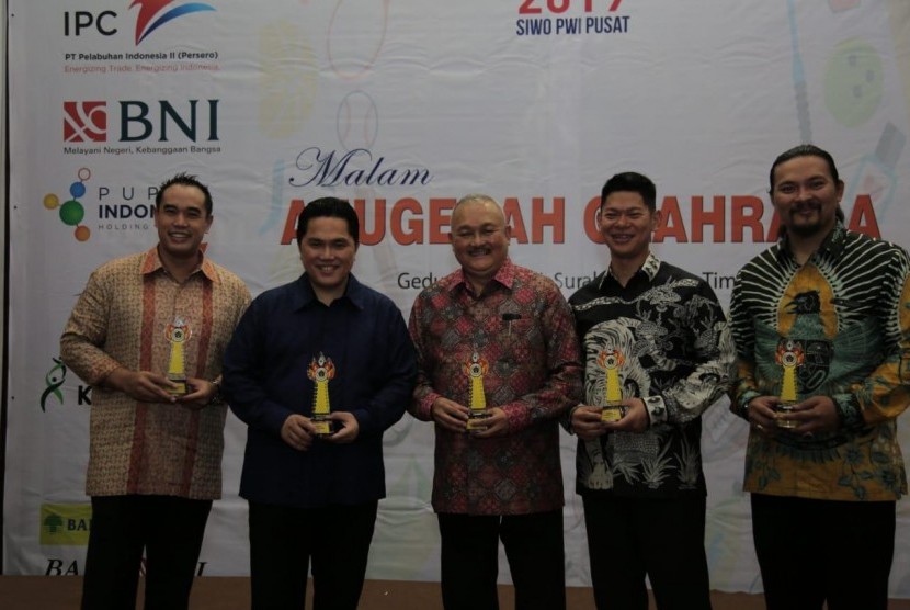 Erick Thohir, berada di antara para penerima award di ajang Golden Award SIWO PWI Pusat yang berlangsung di Gedung Grahadi Surabaya, Jumat (8/2).