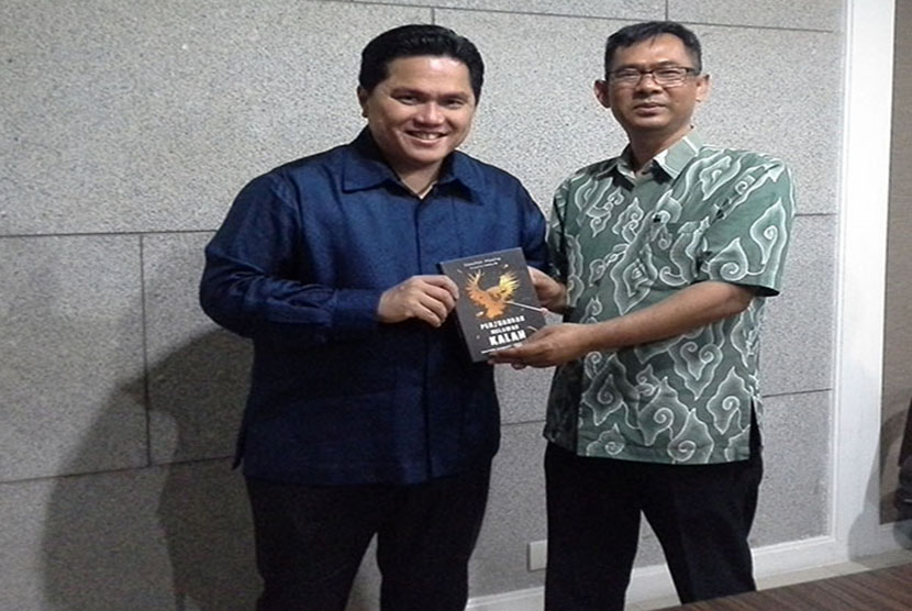 Erick Thohir berfoto bersama Pemred Harian Republika, Nasihin Masha