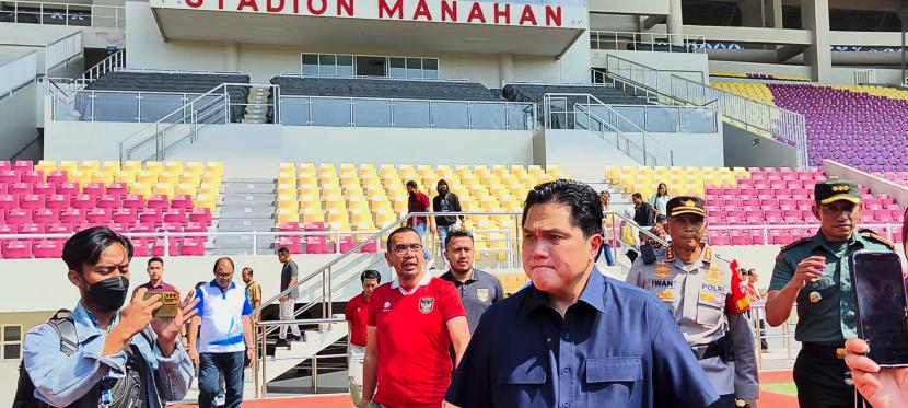  Erick Thohir cek kesiapan Stadion Manahan untuk laga penyisihan AFC U23, Ahad (4/6/2023).