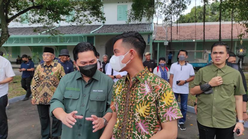 Menteri BUMN Erick Thohir bersama Wali Kota Solo Gibran Rakabuming Raka di Pura Mangkunegaran, Kota Solo, Jawa Tengah, Kamis (8/12/2023). 
