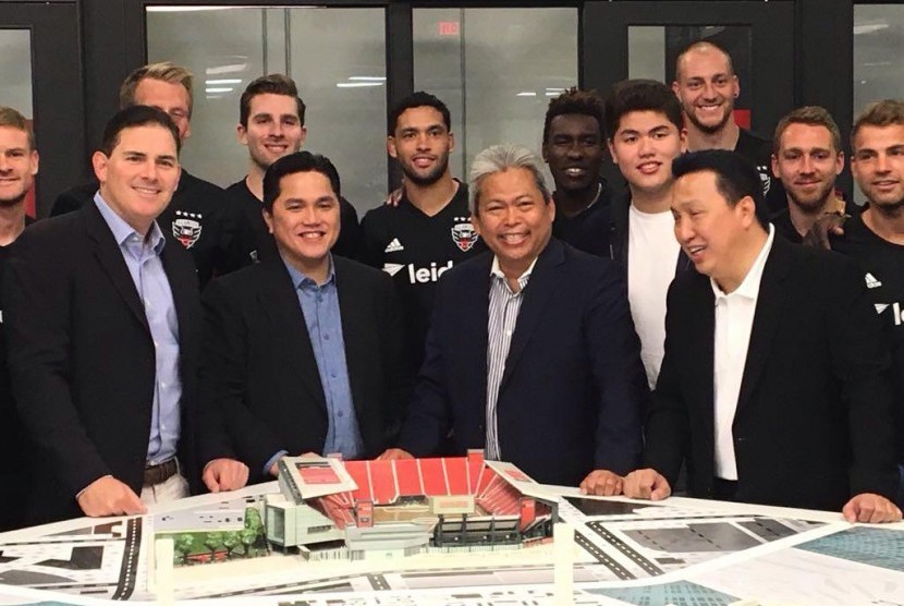 Erick Thohir (depan kedua kiri) selaku pemilik mayoritas klub sepakbola D.C. United membangun stadion sepakbola baru khusus untuk klub kebanggaan kota Washington, AS.