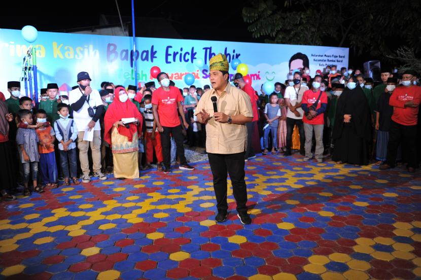 Erick Thohir di acara Peresmian Taman Serbaguna Posyandu, di Muara Fajar Barat, Pekanbaru, Jumat (26/11) malam