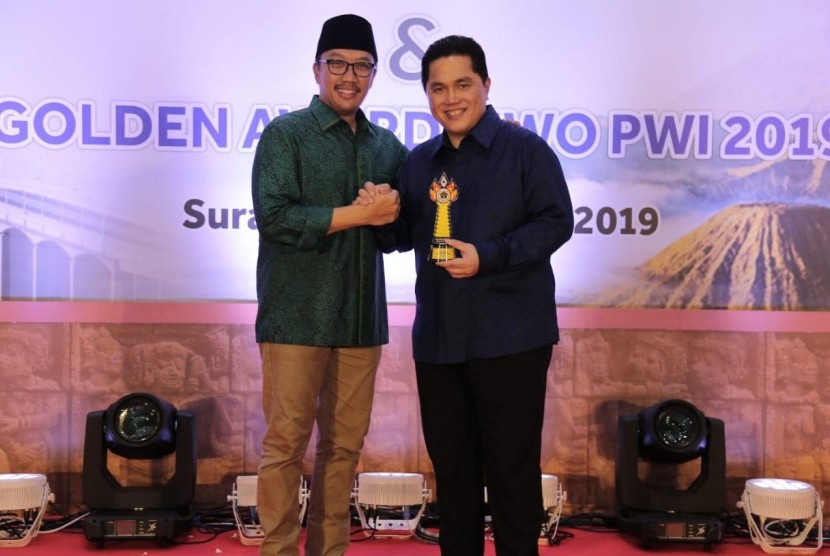 Erick Thohir didampingi Menpora Imam Nachrawi usai menerima anugerah 'Inspirator Go Internasional'  Di ajang Golden Award SIWO PWI Pusat, yang berlangsung di Gedung Grahadi, Surabaya, Jumat (8/2).