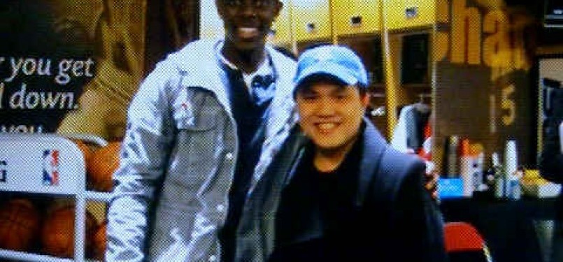 Erick Thohir (kanan) bersama bintang Sixers, Jrue Holiday, di markas Sixers di Philadelphia.