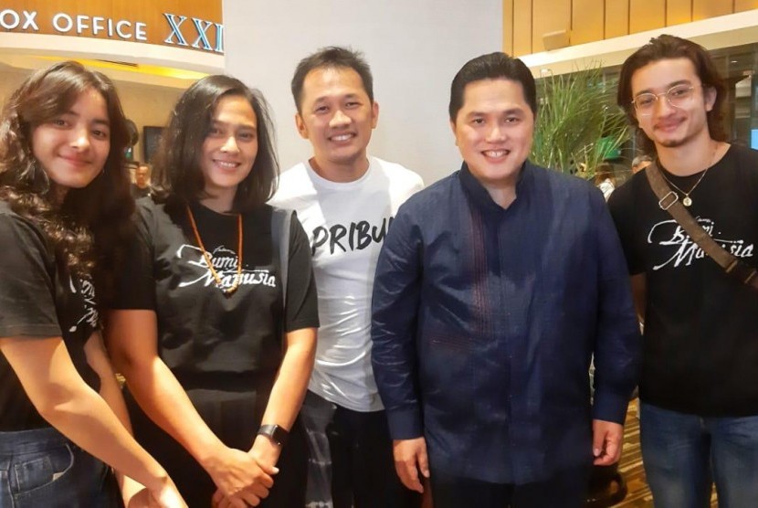 Erick Thohir (kedua kanan) dan Hanung Bramantyo (tengah) bersama para pemeran film 'Bumi Manusia'.
