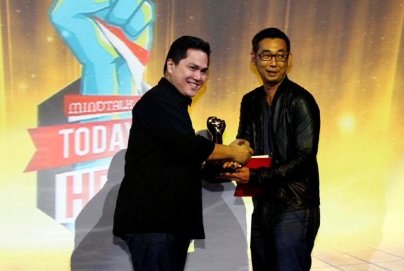 Erick Thohir (kiri) menerima penghargaan dari Pendiri Mindtalk Danny Oei (kanan) di Jakarta, Rabu (14/11).
