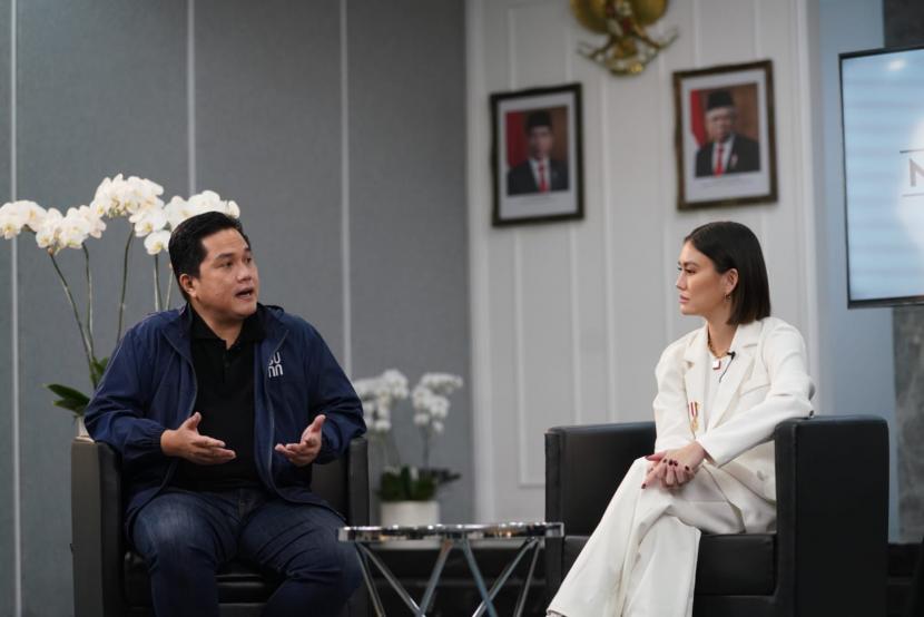 Erick Thohir (kiri) saat berbincang dengan Agnez Mo dalam sebuah tayangan di Youtube.