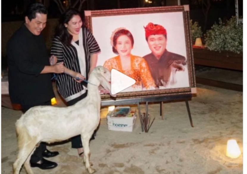 Erick Thohir member hadiah berupa kambing putih yang diberi nama Ambyar pada hari perayaan ulang tahun pernikahan yang ke 23.