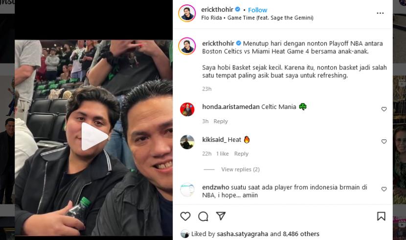 Erick Thohir menonton pertandingan bola bakset NBA bersama anak.