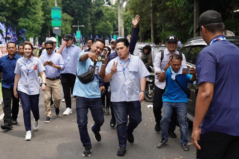 Erick Thohir menyapa warga saat berjalan kaki mengikuti kampanye akbar Prabowo-Gibran, Sabtu.