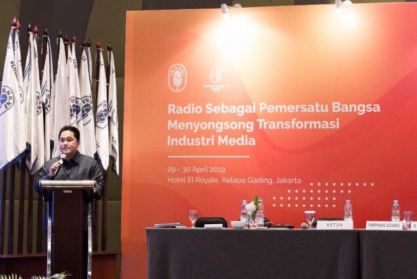Erick Thohir pidato di kongres Persatuan Radio Siaran Swasta Nasional Indonesia (PRSSNI), Selasa (30/4). 