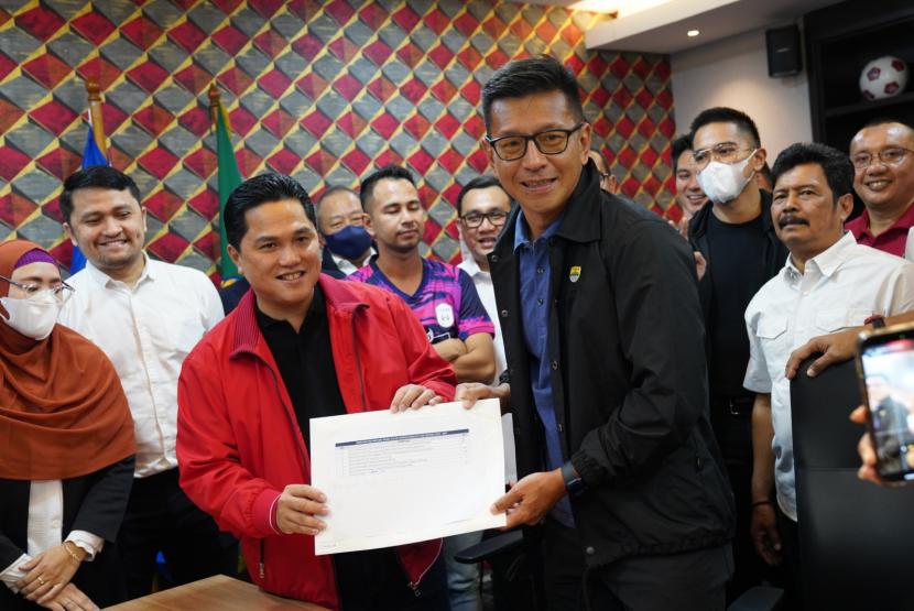 Erick Thohir resmi mendaftarkan diri sebagai caketum PSSI di Jakarta, Ahad (15/1/2023).