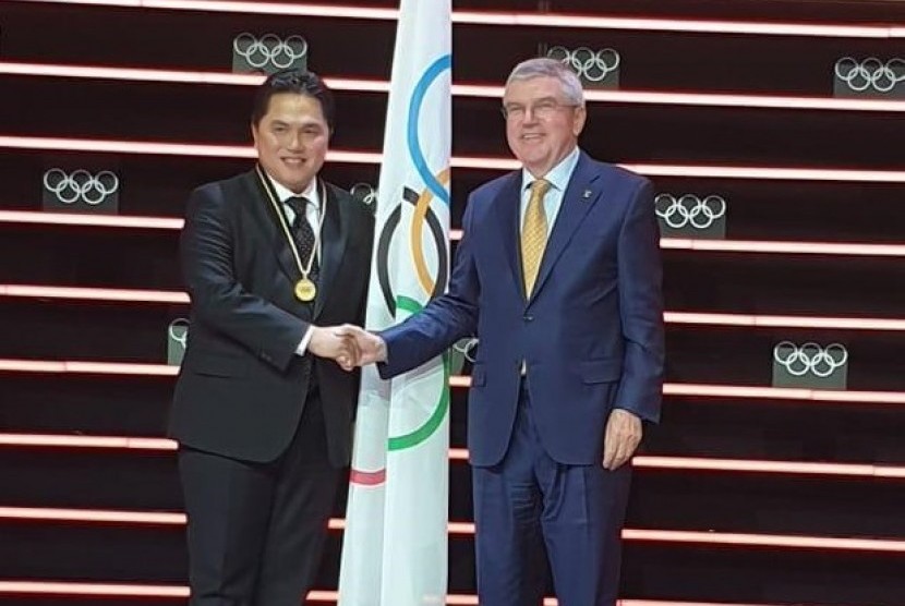 Erick Thohir saat menerima medali anggota IOC dari Ketua IOC Thomas Bach.