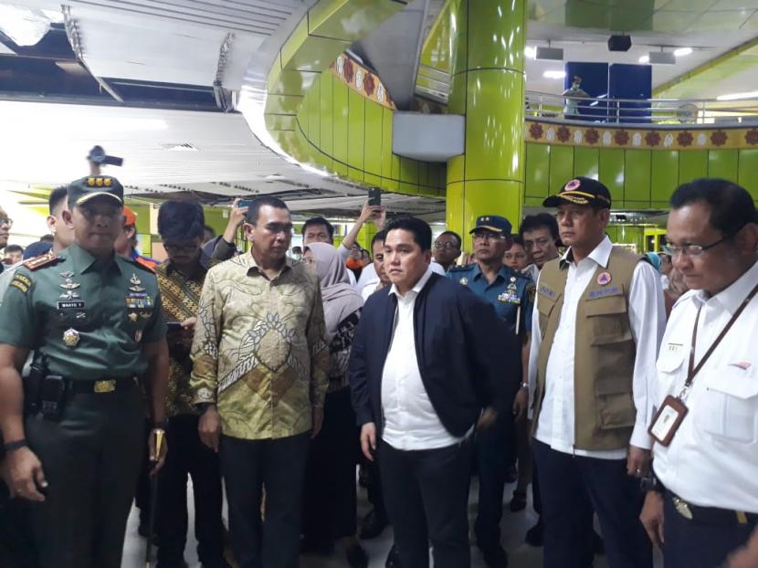 Erick Thohir saat meninjau Stasiun Gambar, Jakarta, Kamis (12/3). Pada kesempatan itu, Erick Thohir mengimbau masyarakat gotong royong menghadapi virus corona.