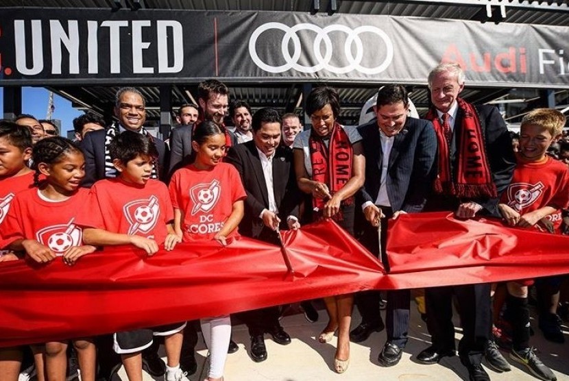 Erick Thohir sebagai salah satu pemilik klub D.C United melakukan pengguntingan pita sebagai tanda diresmikannya stadion baru D.C United Audi Field Arena