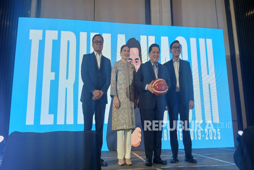 Erick Thohir secara resmi berpamitan dengan keluarga besar Kementerian BUMN. Erick yang mendapat amanah baru sebagai Menteri Pemuda dan Olahraga (Menpora) tak kuasa menahan haru saat harus berpisah dengan insan Kementerian BUMN. 