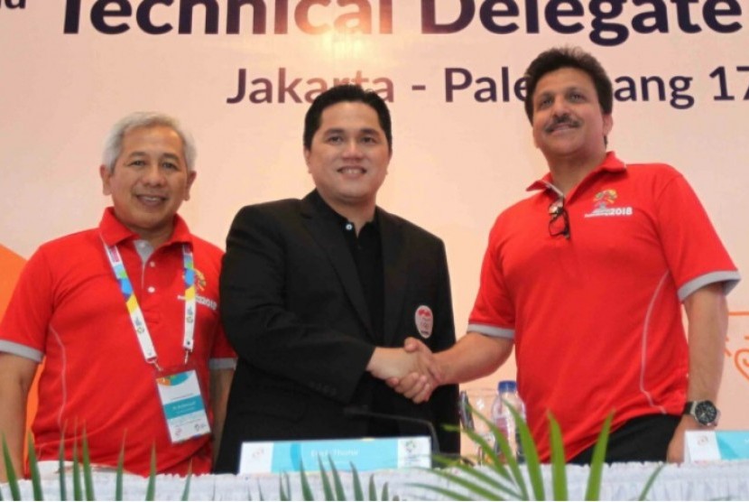Erick Thohir (tengah) bersalaman dengan OCA Direktur Asian Games Haider AHE Farman pada acara Technical Delegate Meeting (TDM) II Asian Games 2018 di Wisma Serba Guna Senayan, Jakarta, Kamis (17/8).