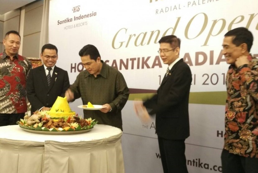 Erick Thohir (tengah) memotong tumpeng sebagai tanda acara grand opening peresmian Hotel Santika - Radial Palembang di Palembang, Sumatera Selatan, Jumat (19/5). 