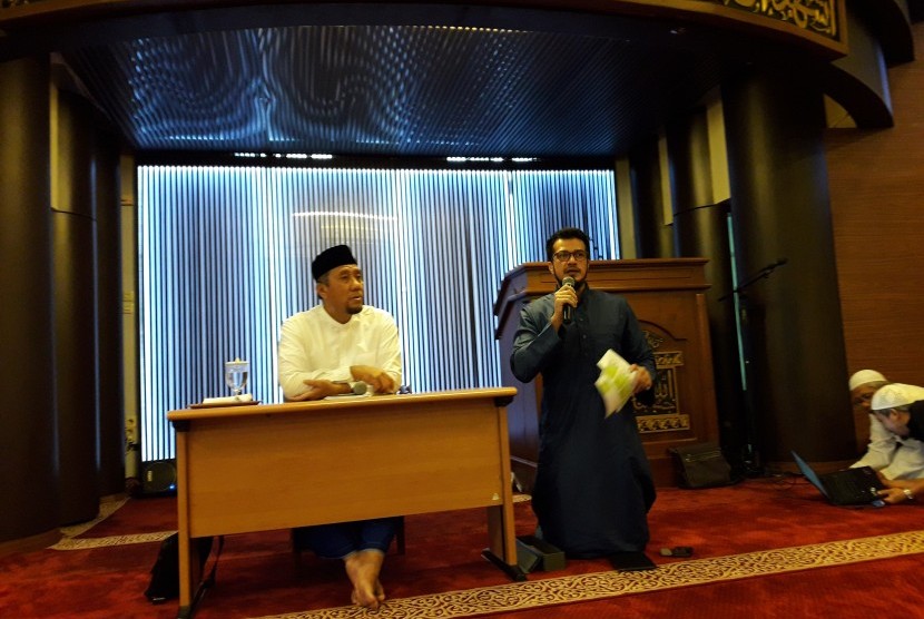 Erie Sudewo (kanan) dan Primus Yustisio pada acara kajian Islam di Masjid Raya Bintaro Jaya, Kamis (21/9).