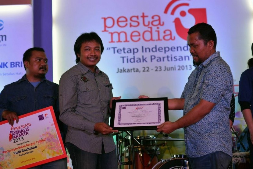 Erik Purnama Putra (tengah) saat menerima penghargaan AJJ 2013 di Galeri Nasional, Jakarta, Ahad (23/6).