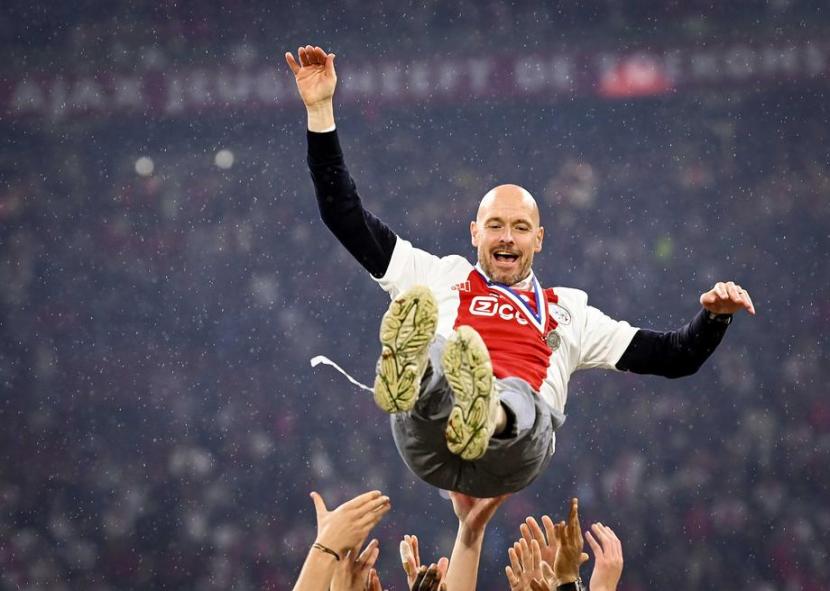 Erik Ten Hag dilempar oleh para pemainnya ke udara seusai mengantarkan Akax Amsterdam memastikan gelar juara Liga Eredivisie Belanda 2021/2022, Kamis (12/5/2022).