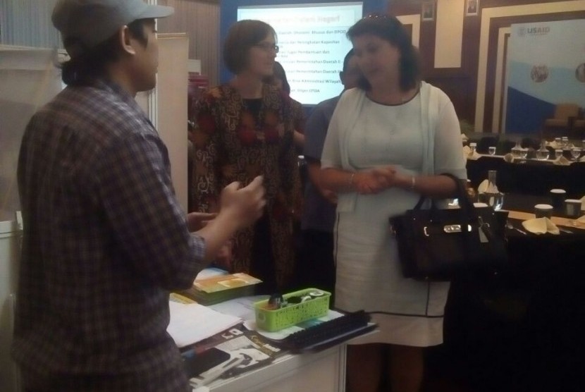 Erin McKee (berbaju putih) Mission Director USAID Indonesia mendengarkan penjelasan proram Kinerja saat hadir di acara Lokakarya nasional di Hotel Novotrel, Bogor (22/2) 