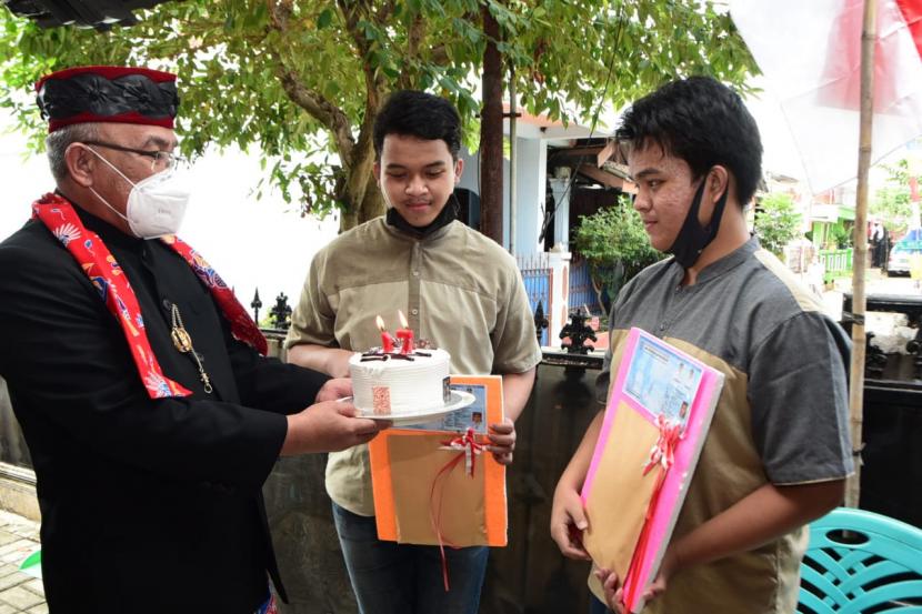 Peringati HUT Kemerdekaan Republik Indonesia (RI), Wali Kota Depok Mohammad Idris memberikan hadiah hari kemerdekaan berupa KTP-el kepada 17 remaja yang tepat berusia 17 tahun pada 17 Agustus 2020, Senin (17/8).