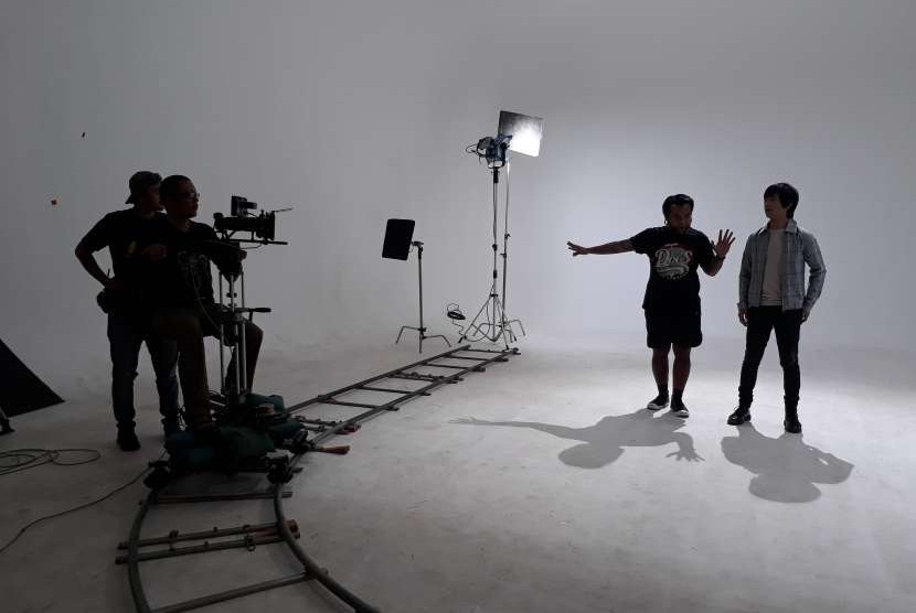Erix Soekamti mengarahkan video klip untuk lagu terbaru D'MASIV bersama Pusakata.