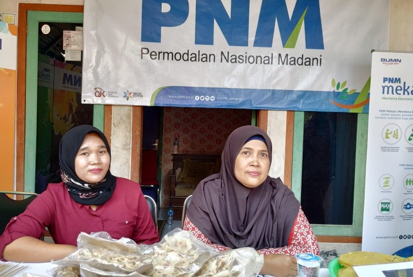 Erna (kiri) dan Rini (kanan), pengguna layanan pembiayaan ultra mikro  (UMi) di Serang, Banten.