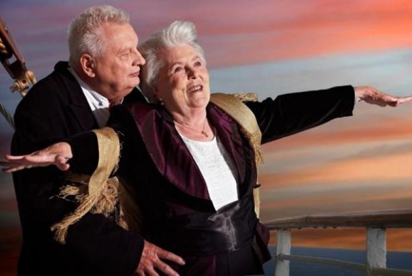 Erna Ruett (86 tahun) dan Alfred Kelbch (81 tahun) berfoto seperti aksi di film Titanic untuk kalender di Jerman.