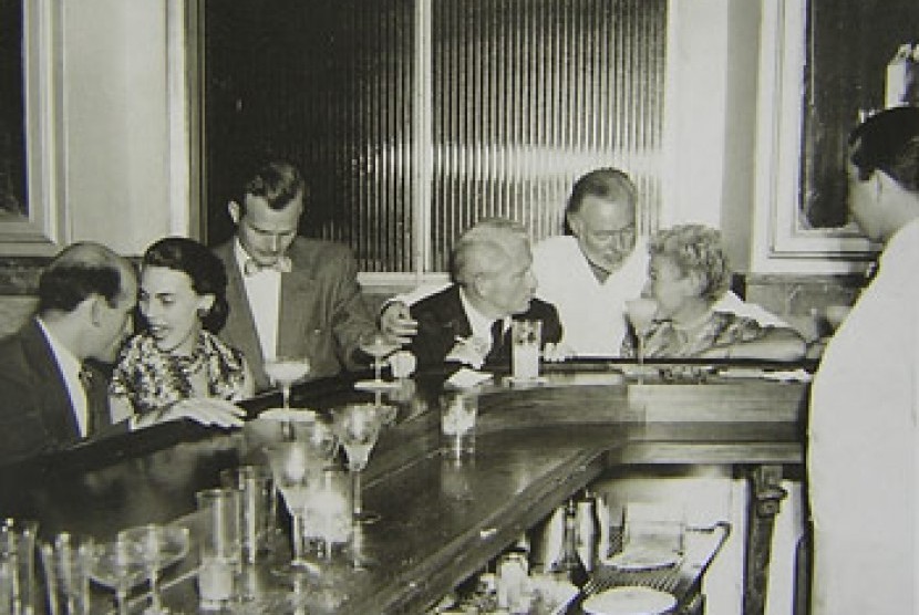 Ernest Hemingway (berkemeja putih, berjanggut dan berdiri) saat berada di Floridita Bar.