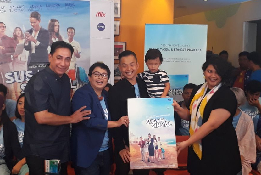 Ernest Prakasa dan Ika Natassa mengadaptasi film Susah Sinyal ke dalam sebuah novel, di Jakarta, Selasa (9/1).