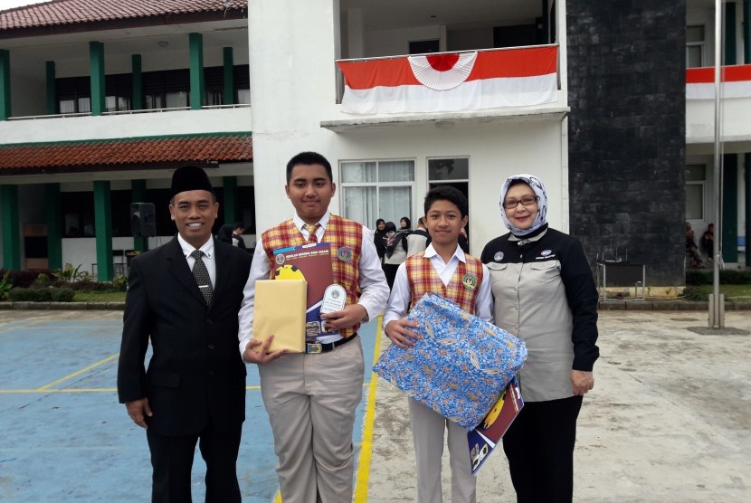 Ernest Regia Achmad (kedua dari kiri) mendapatkan apresiasi dari Sekolah Bosowa Bina Insani atas prestasinya sebagai juara OSN bidang Matematika dan hafizh Quran.