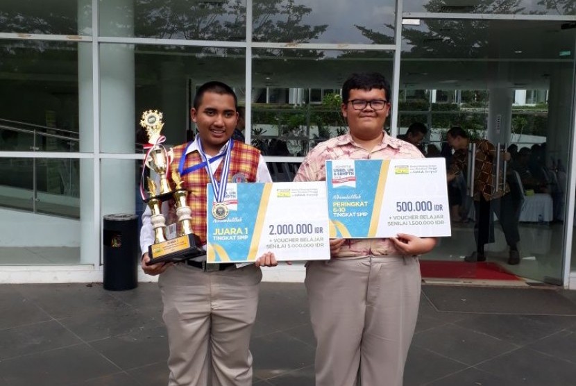 Ernest Regia (kiri) dan Ahmad Zaky, dua siswa SMP Bosowa Bina Insani (BBI) Bogor, yang berhasil menjadi juara Ujian Nasional SMP (UNSMP) yang diadakan oleh Bintang Pelajar.