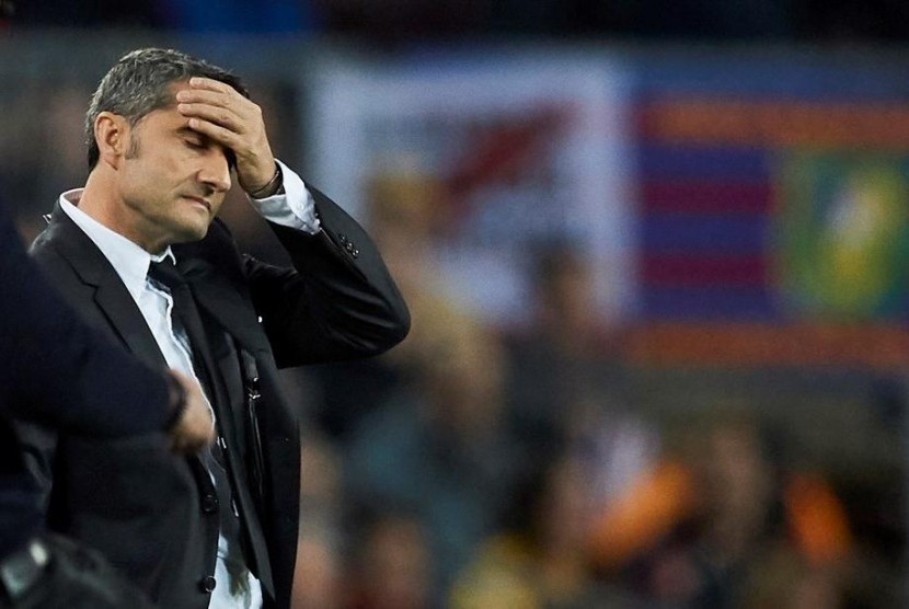 Ernesto Valverde dipecat dari kursi pelatih Barcelona.