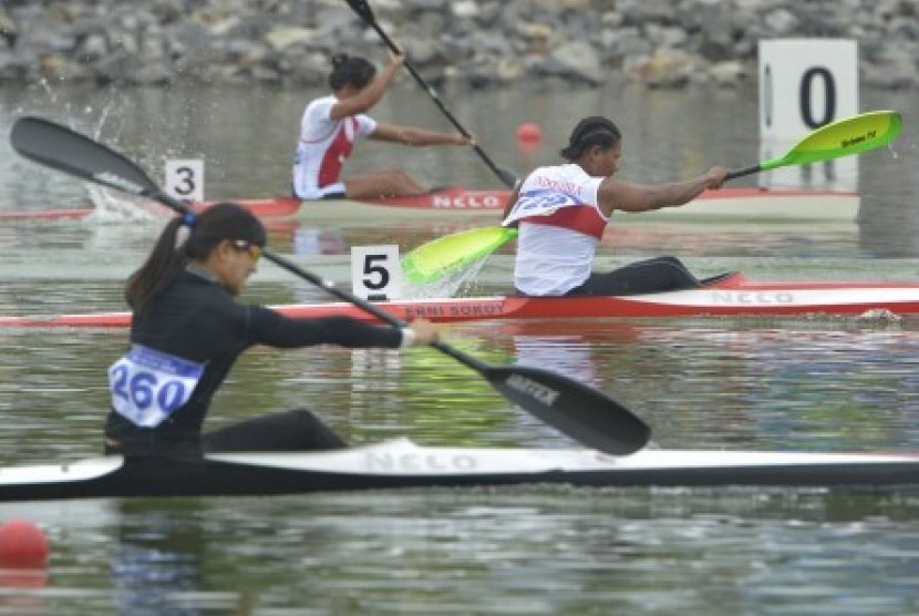 Erni Sokoy (tengah) atlet kano Indonesia.