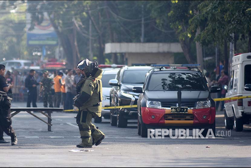 Personel penjikan bom (Jibom) bersiap melakukan identifikasi di lokasi ledakan Gereja Katolik Santa Maria Tak Bercela di Ngagel Madya, Surabaya, Jawa Timur, Minggu (13/5). 