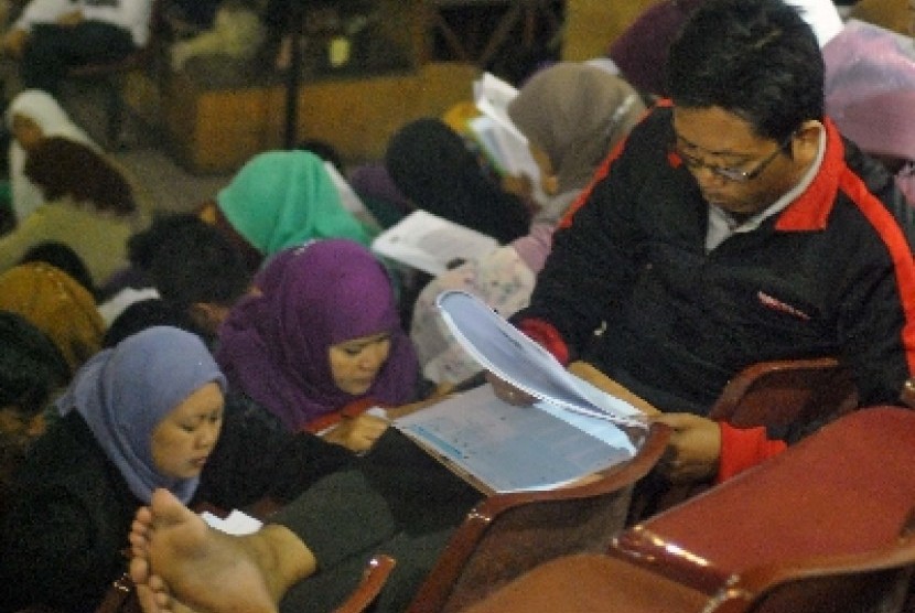 erta mengikuti ujian CPNS Kabupaten Bogor di Graha Widya Wisuda, IPB Dramaga, Bogor, Jabar