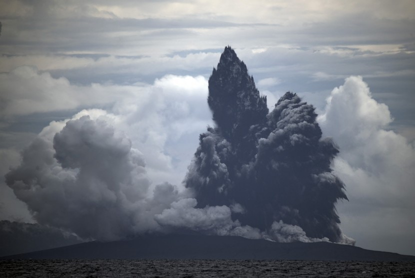 Erupsi Gunung Anak Krakatau terlihat dari KRI Torani 860 saat berlayar di Selat Sunda, Lampung, Selasa (1/1/2019). 