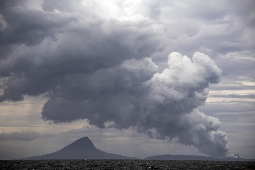 Erupsi Gunung Anak Krakatau terlihat dari KRI Torani 860 saat berlayar di Selat Sunda,Kabupaten  Lampung Selatan, Selasa (1/1/2019).