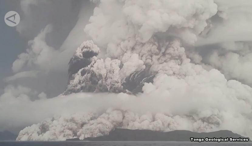 Erupsi gunung berapi bawah laut di Tonga. Kementerian Luar Negeri (Kemenlu) RI memastikan enam warga negara Indonesia (WNI) di Tonga dalam keadaan selamat dan sehat pasca letusan gunung berapi bawah laut, Gunung Hunga-Tonga-Hunga-Ha'apai.