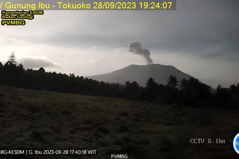 Erupsi Gunung Ibu (ilustrasi). PVMBG melaporkan telah terjadi letusan yang melontarkan abu vulkanik setinggi 1,2 kilometer dari kawah Gunung Ibu di Maluku Utara.