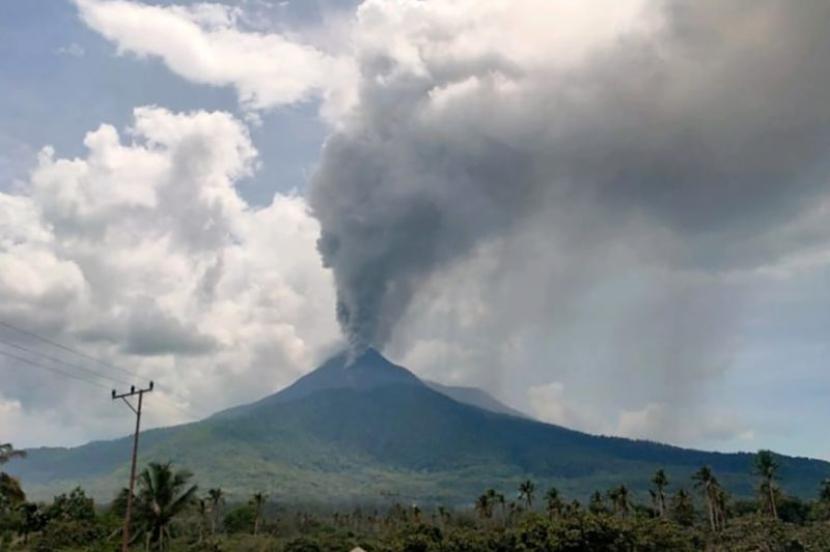 Erupsi Gunung Lewotobi Laki-Laki. PVMBG mengimbau warga tak melepas masker intuk mengantisipasi dampak gas belerang dari erupsi Gunung Lewotobi Laki-Laki di Flores Timur, NTT.