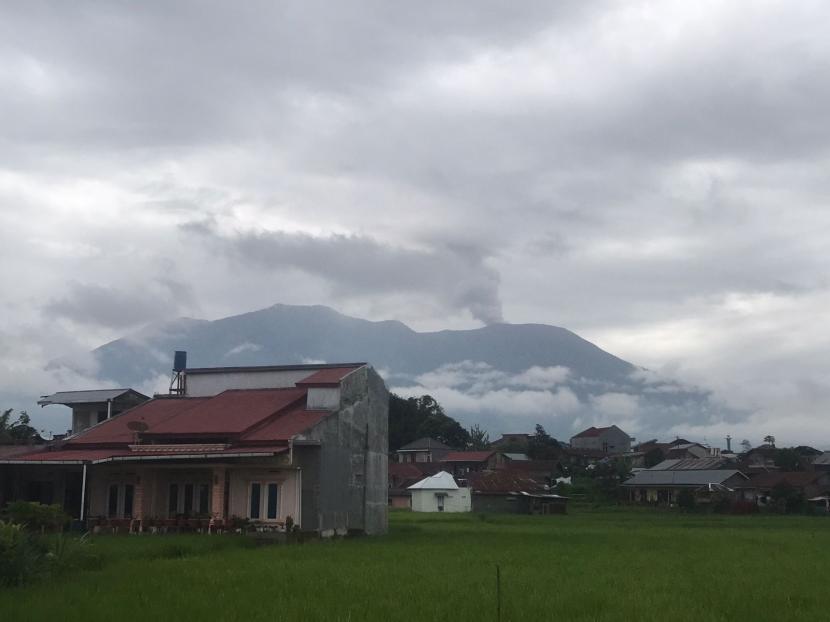 Erupsi Gunung Marapi pada Rabu (11/1/2023) pagi. 173 Ribu Warga Berada di Zona Bahaya Erupsi Gunung Marapi
