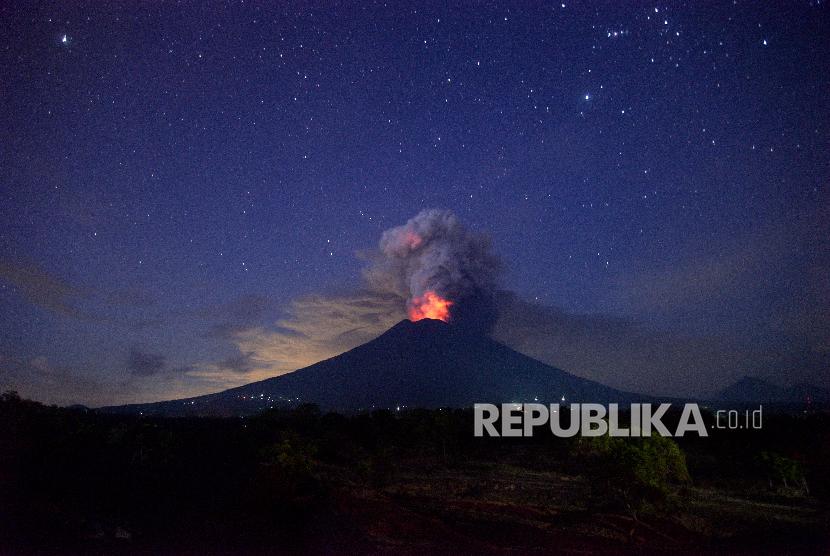 Erupsi magmatik Gunung Agung terlihat dari Kubu, Karangasem, Bali, Selasa (28/11).