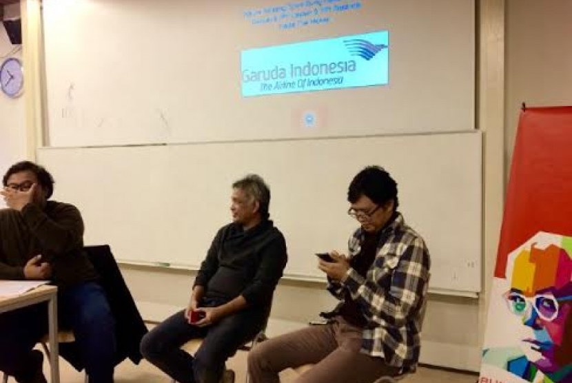 Erwin Arnada (tengah), Salman Aristo (kanan) saat menghadiri diskusi 