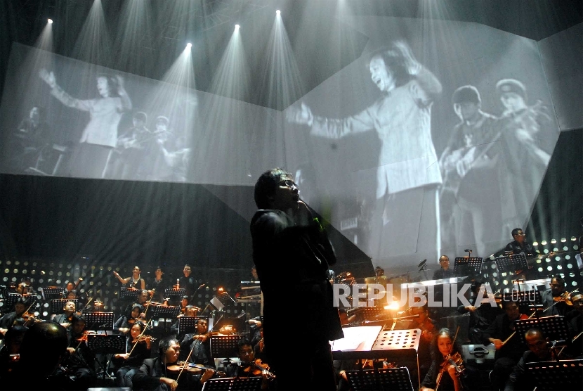 Erwin Gutawa Orchestra beraksi dalam Konser 