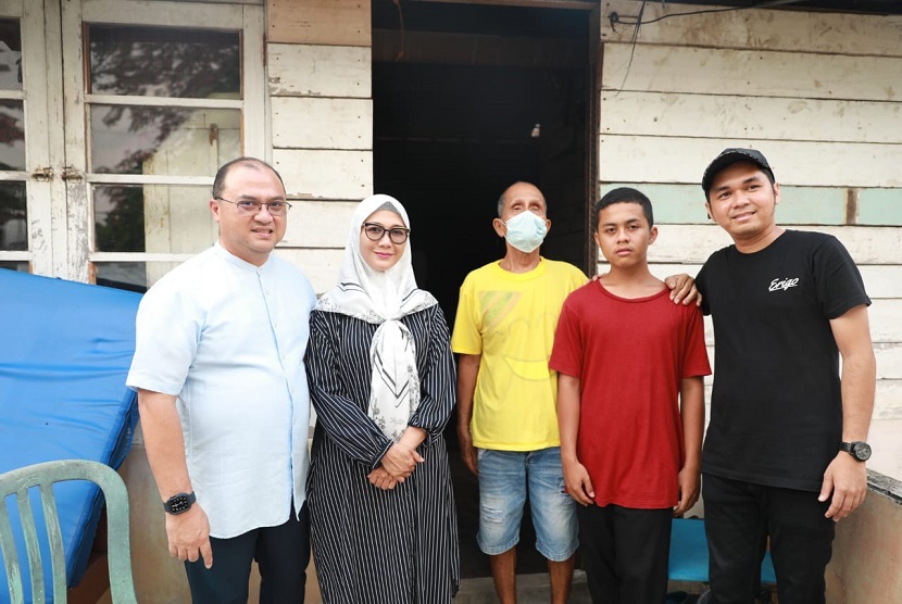 Erzaldi Rosman beserta Istri Melati Erzaldi langsung bergegas menyambangi rumah Bani yang terletak di Kampung Opas, Kecamatan Taman Sari, Kota Pangkalpinang, Ahad (10/9/23). 