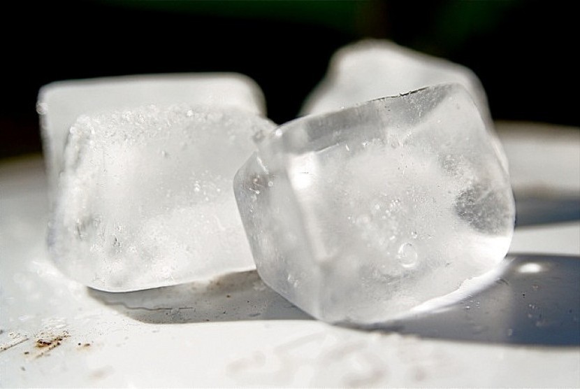 Es batu bisa digunakan untuk membuat kulit wajah menjadi bercahaya alias kinclong.